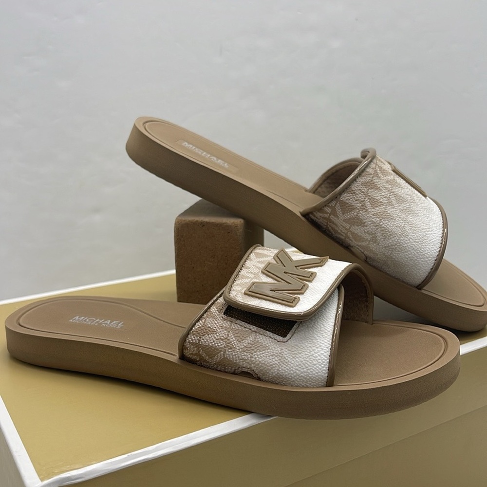 Michael Kors Slide Logo Sandals Palmer Ombré Signature
Husk 
NWT - Picture 8 of 16